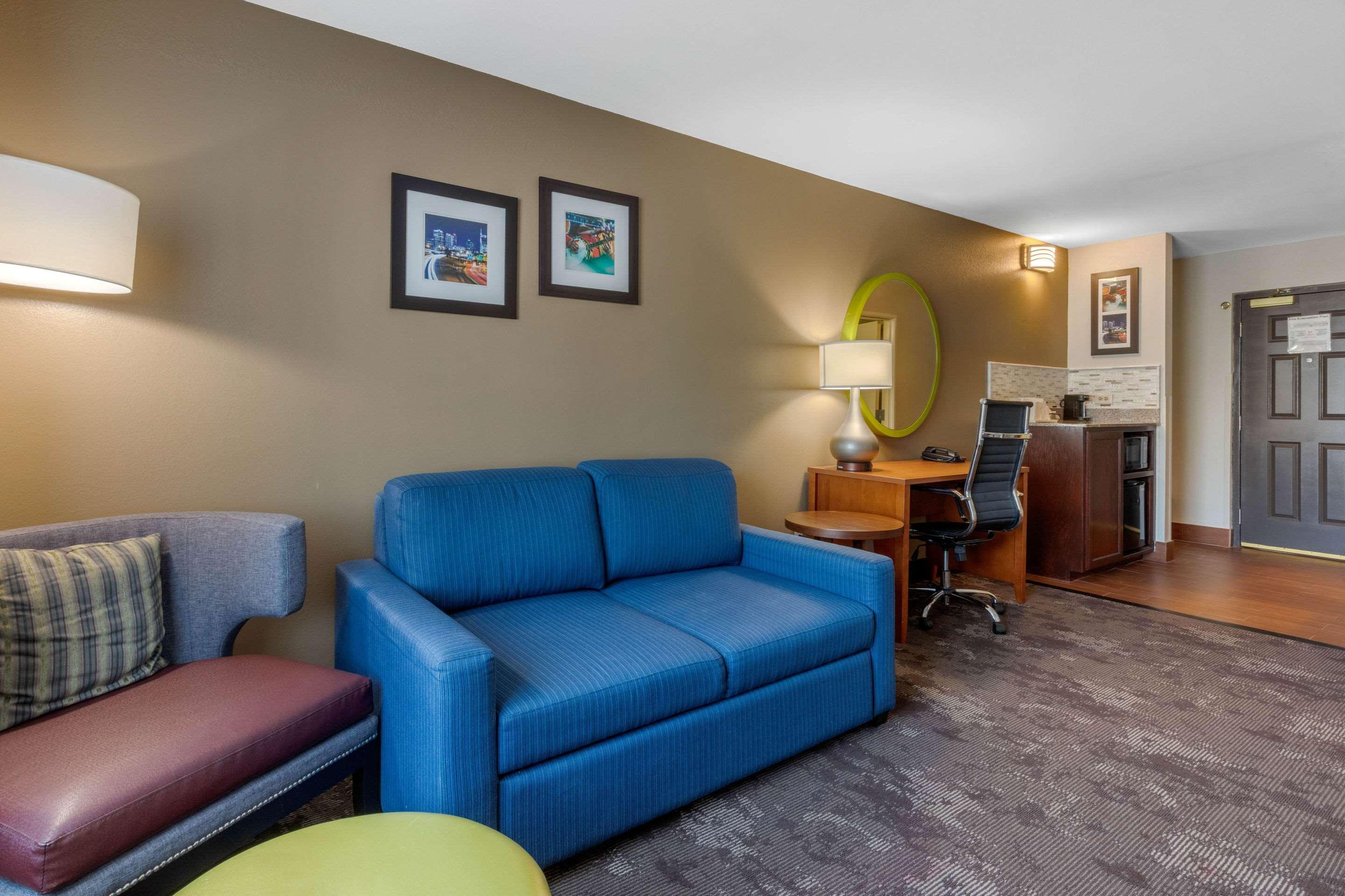 Comfort Inn & Suites Nashville Near Tanger Outlets Exterior photo